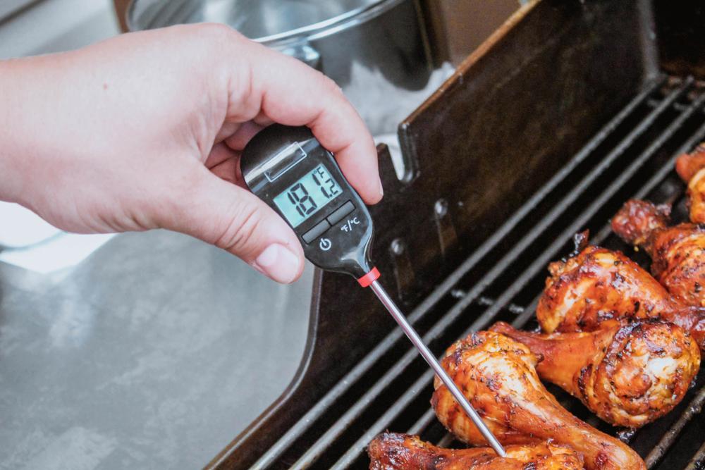 Termómetro que muestra la temperatura del pollo que se está asando.