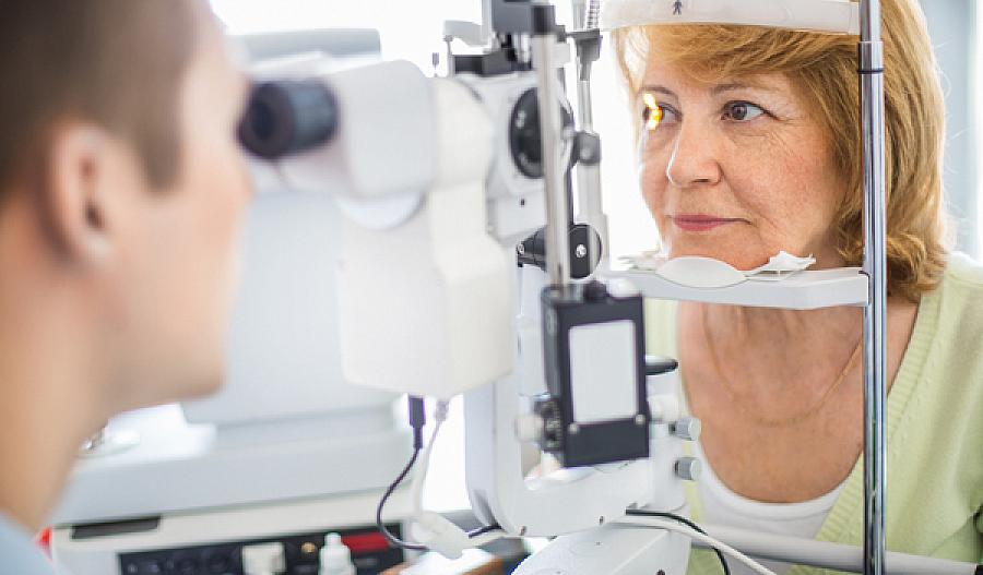 Foto de una mujer mayor a quien un oftalmólogo le revisa los ojos