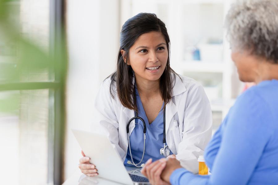 Una mujer con su médica.