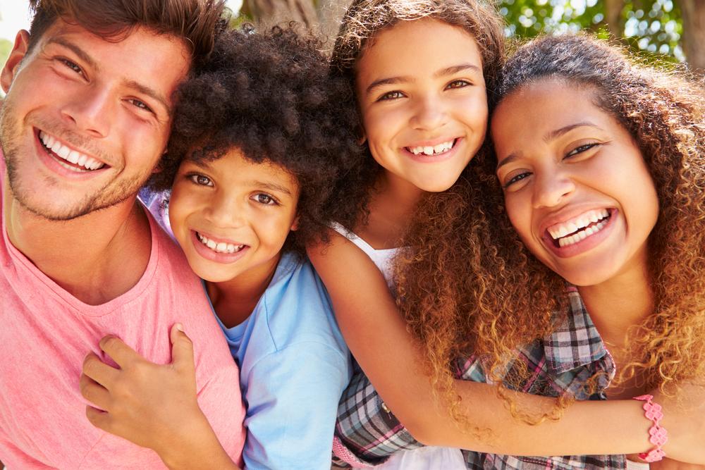 Un grupo de personas sonrientes que miran a la cámara