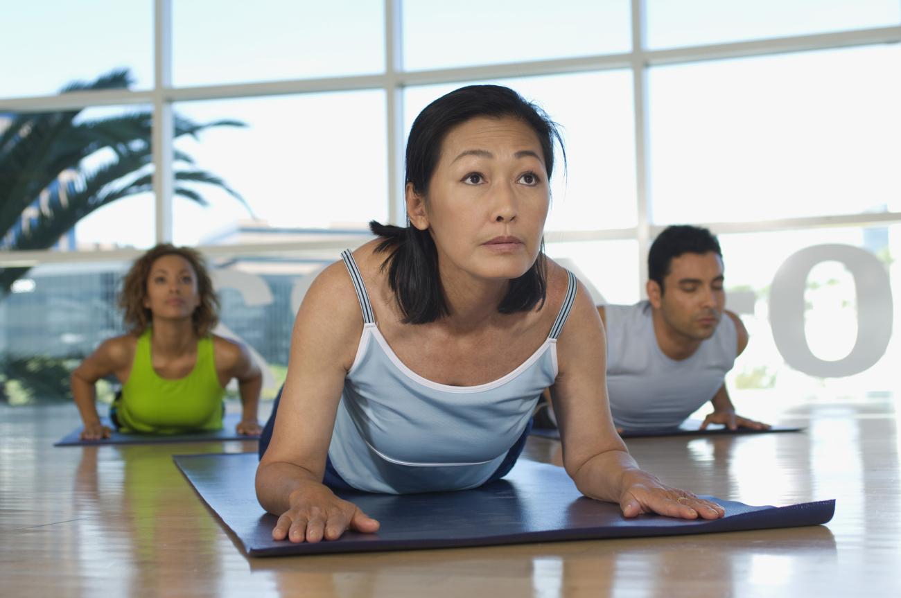 Clase de yoga en el club de salud.