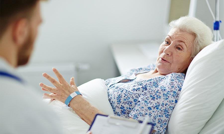 Una mujer mayor en una cama de hospital