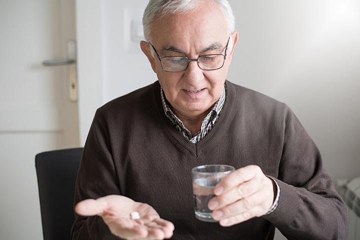 Foto de adulto mayor con medicina