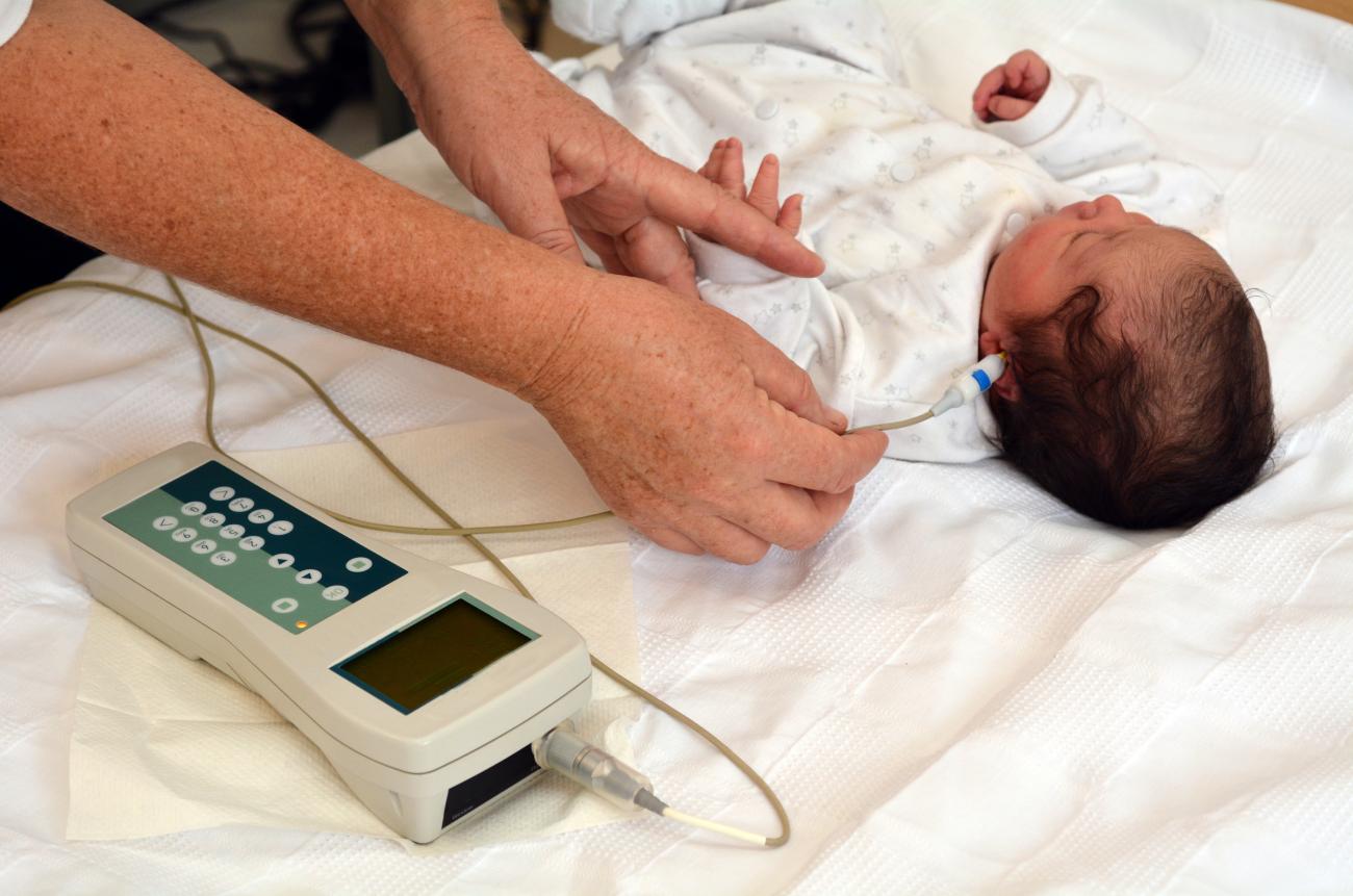 Foto de un recién nacido al que se le realiza una prueba de audición