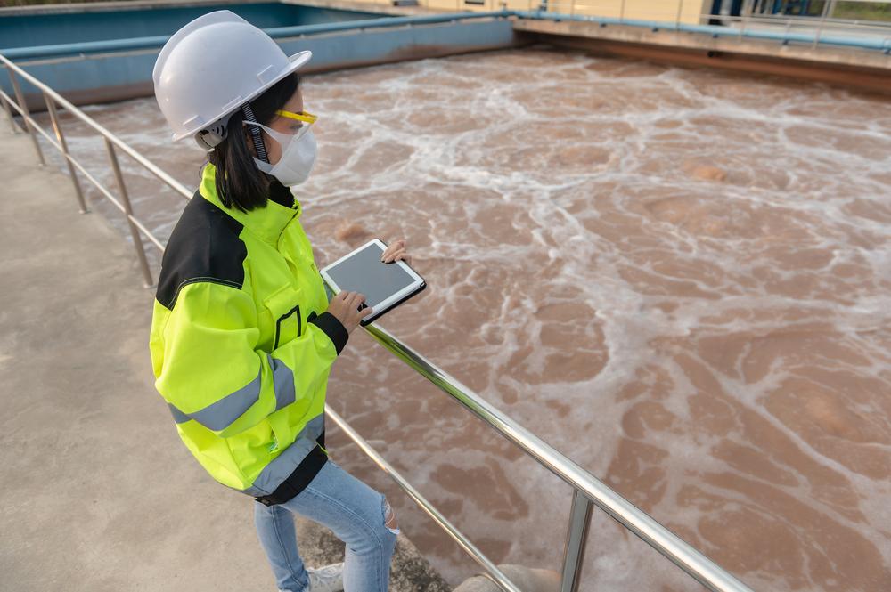 Foto de ingeniero ambiental en planta de tratamiento de aguas residuales