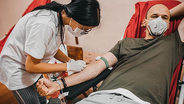 Un hombre donando sangre.