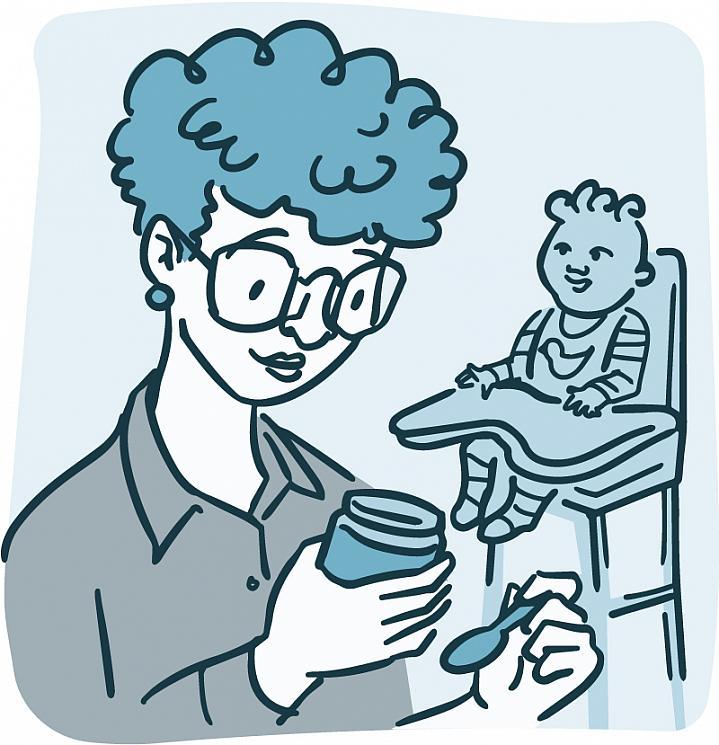Ilustración de una madre leyendo los ingredientes de un frasco de comida para bebés, mientras el bebé espera en su silla alta.