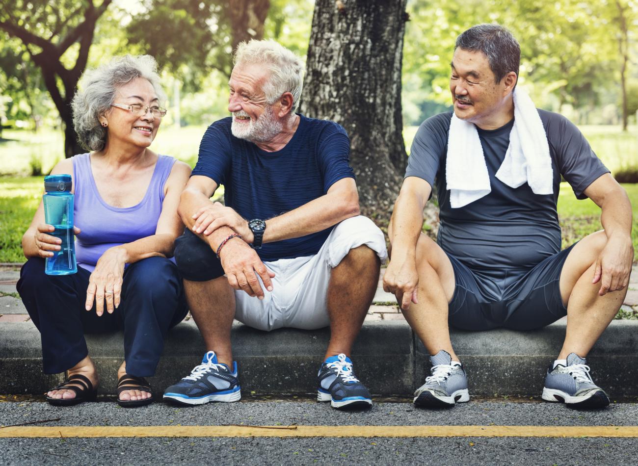 Grupo de personas mayores tomando un descanso de un entrenamiento