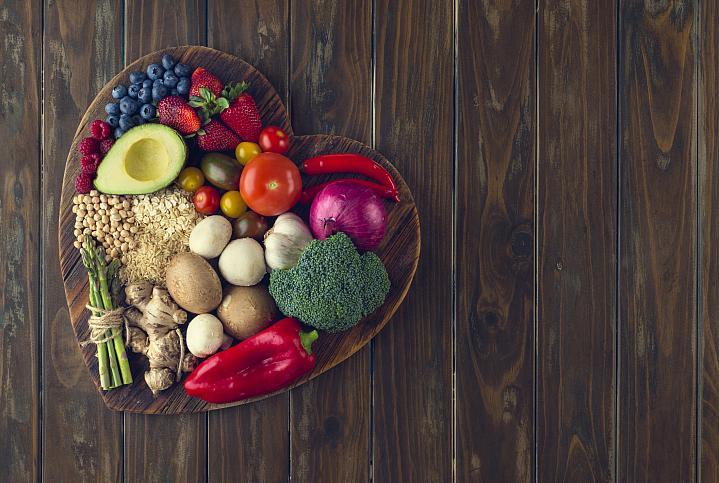 Alimentos saludables en una fuente con forma de corazón