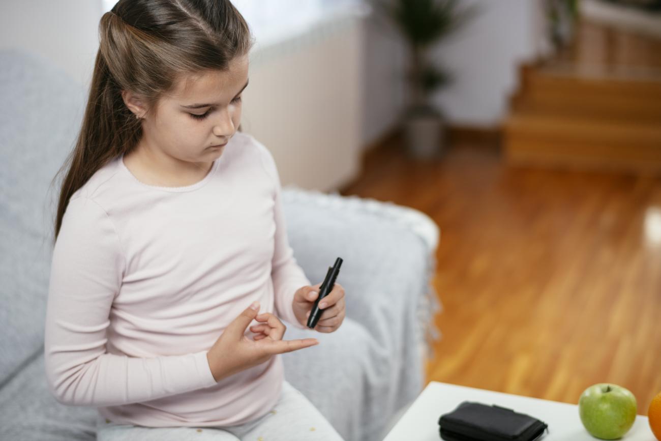 Imagen de niña controlando sus niveles de azúcar en sangre