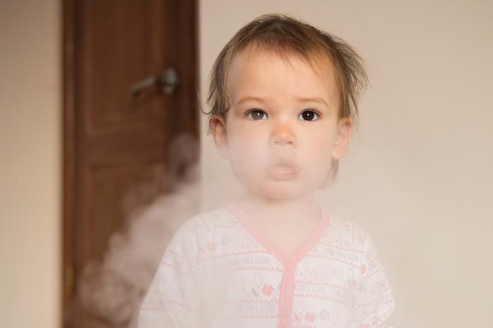 Imagen de una joven en una nube de humo de cigarrillo