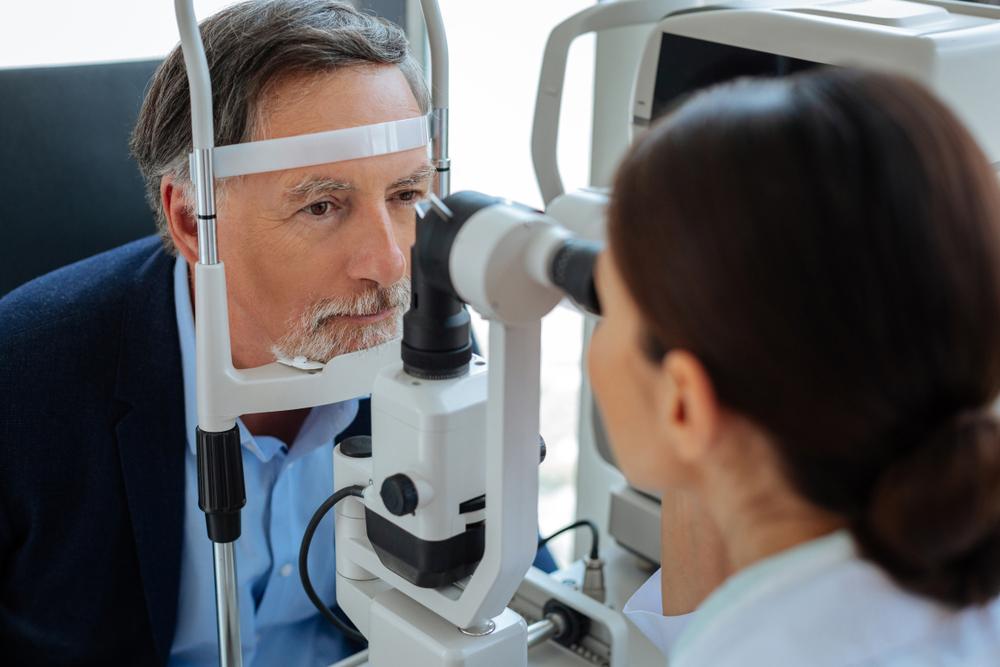 Imagen de un hombre de edad avanzada haciéndose un examen de la vista