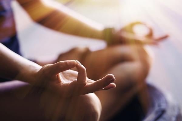 Imagen de una persona en pose de meditación, con las piernas cruzadas.