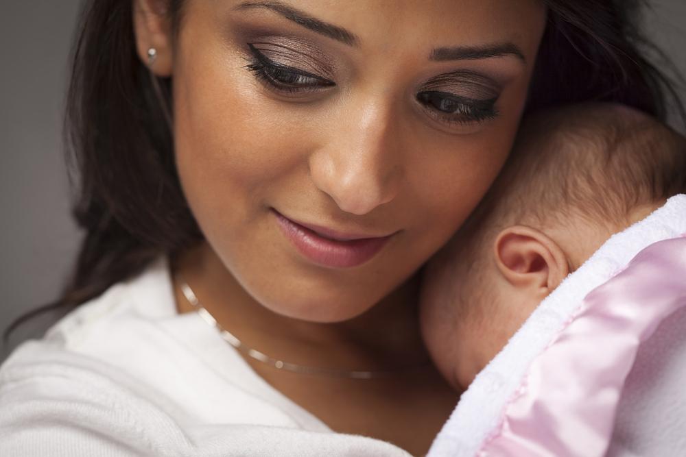 Imagen de una mujer sosteniendo a un bebé.