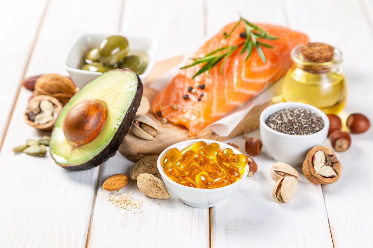 Fotografía de una selección de alimentos y suplementos que contienen omega-3.