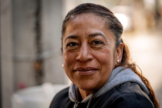 Una mujer de mediana edad sonriendo a la cámara