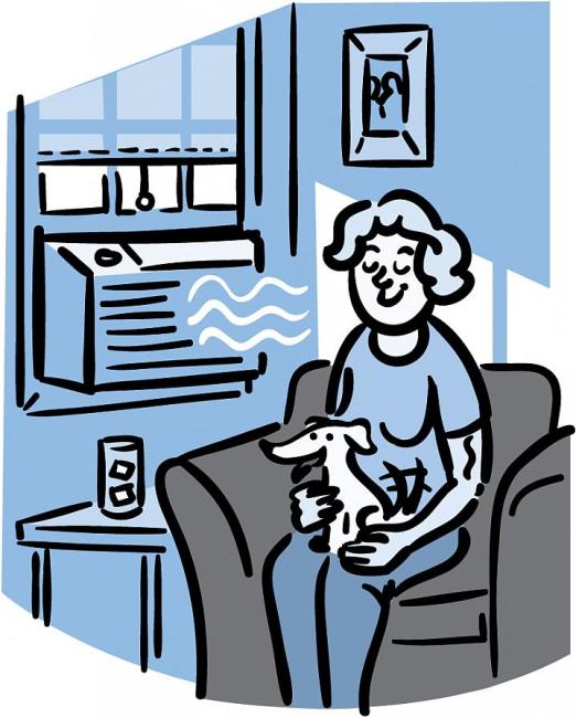 Ilustración de una mujer mayor sentada en frente de un aire acondicionado, con las persianas bajas y un vaso con agua y hielo cerca.