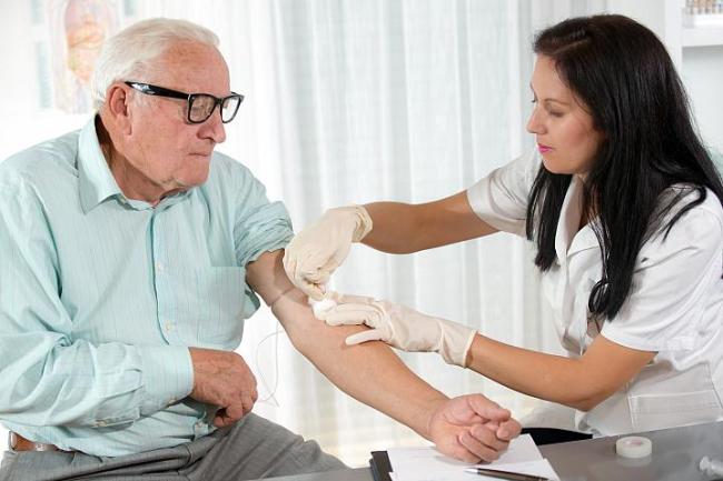 Foto de un hombre mayor sacándose sangre
