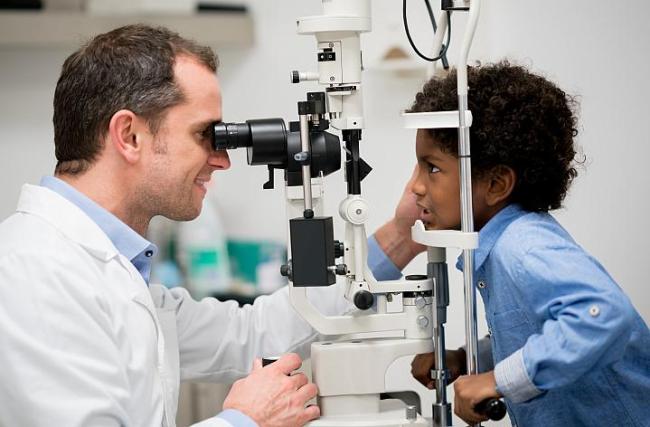Foto de niño haciéndose un examen de la vista