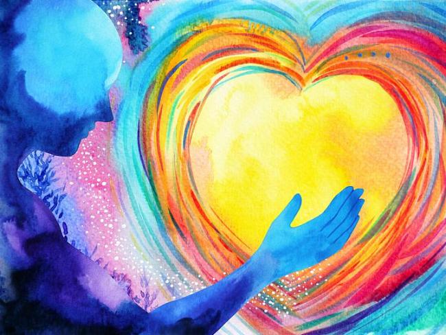 Imagen abstracta de una persona que sostiene un corazón.