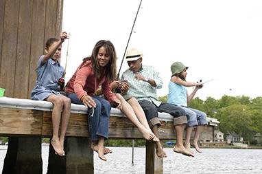 Familia pescando en un rio.
