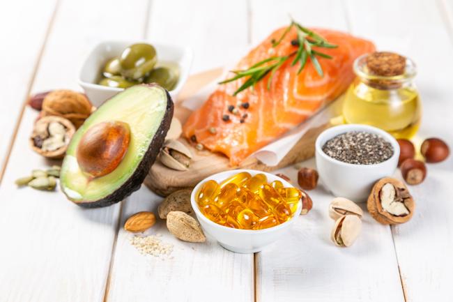 Fotografía de una selección de alimentos y suplementos que contienen omega-3.