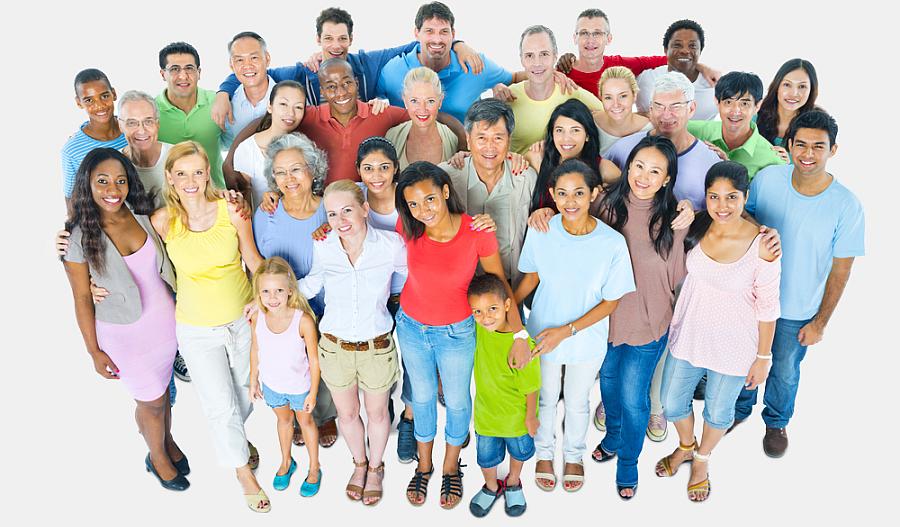 Grupo de personas de diferentes etnias y edades unidos y sonriendo