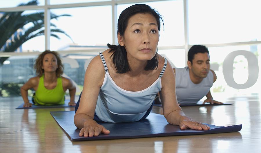 Clase de yoga en el club de salud.