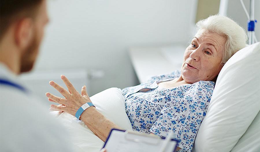Una mujer mayor en una cama de hospital