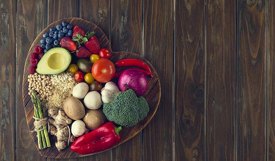 Alimentos saludables en una fuente con forma de corazón