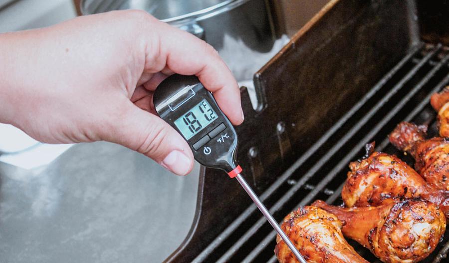 Termómetro que muestra la temperatura del pollo que se está asando.