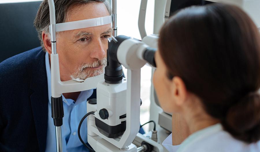Imagen de un hombre de edad avanzada haciéndose un examen de la vista