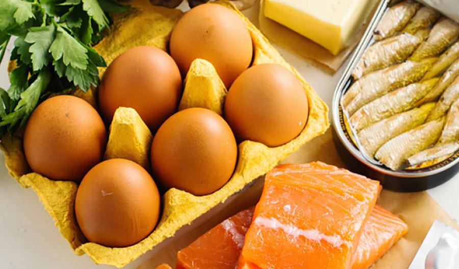 Una fotografía de alimentos que contienen vitamina D, incluidos los huevos, el salmón y el queso