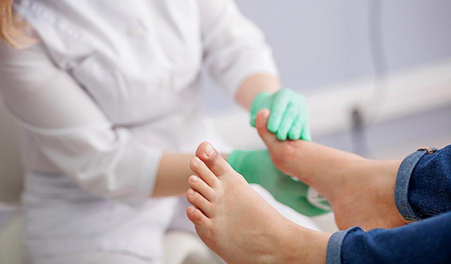 Imagen de un médico examinando el pie de un paciente