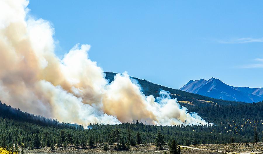 Imagen de un incendio forestal en las montañas