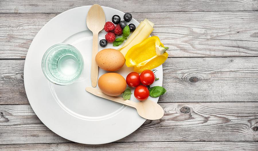 Imagen de un plato con cucharas a modo de manecillas de reloj, y que contiene comida entre las horas doce y  cuatro.