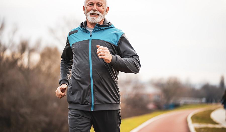 Imagen de un hombre mayor corriendo al aire libre.