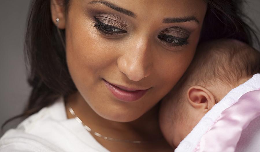 Imagen de una mujer sosteniendo a un bebé.