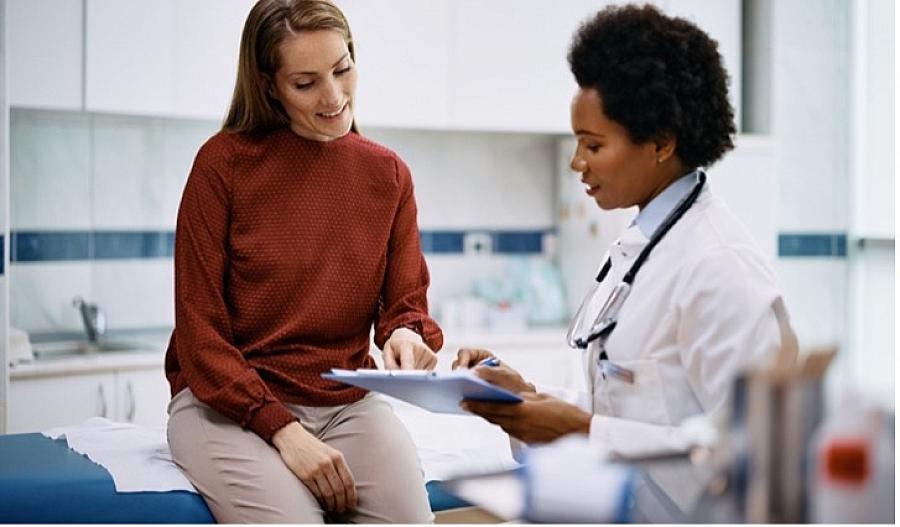 Imagen de una paciente hablando con una doctora.