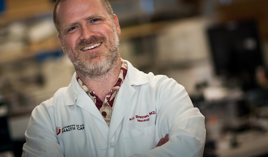 Fotografía del doctor K.C. Brennan sonriendo mientras mira a la cámara.